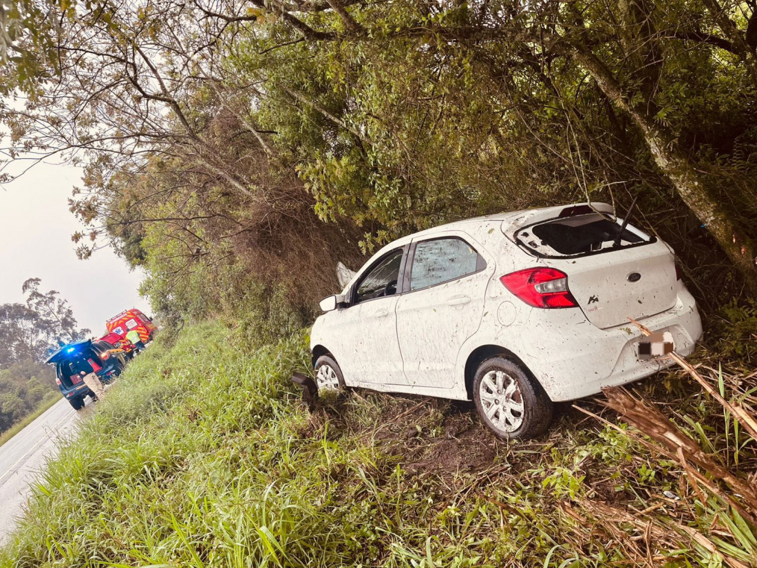 Saída de pista envolvendo um Ford Ka no bairro Espigão do Bugre foi atendida por guarnições de Mafra e PRF.