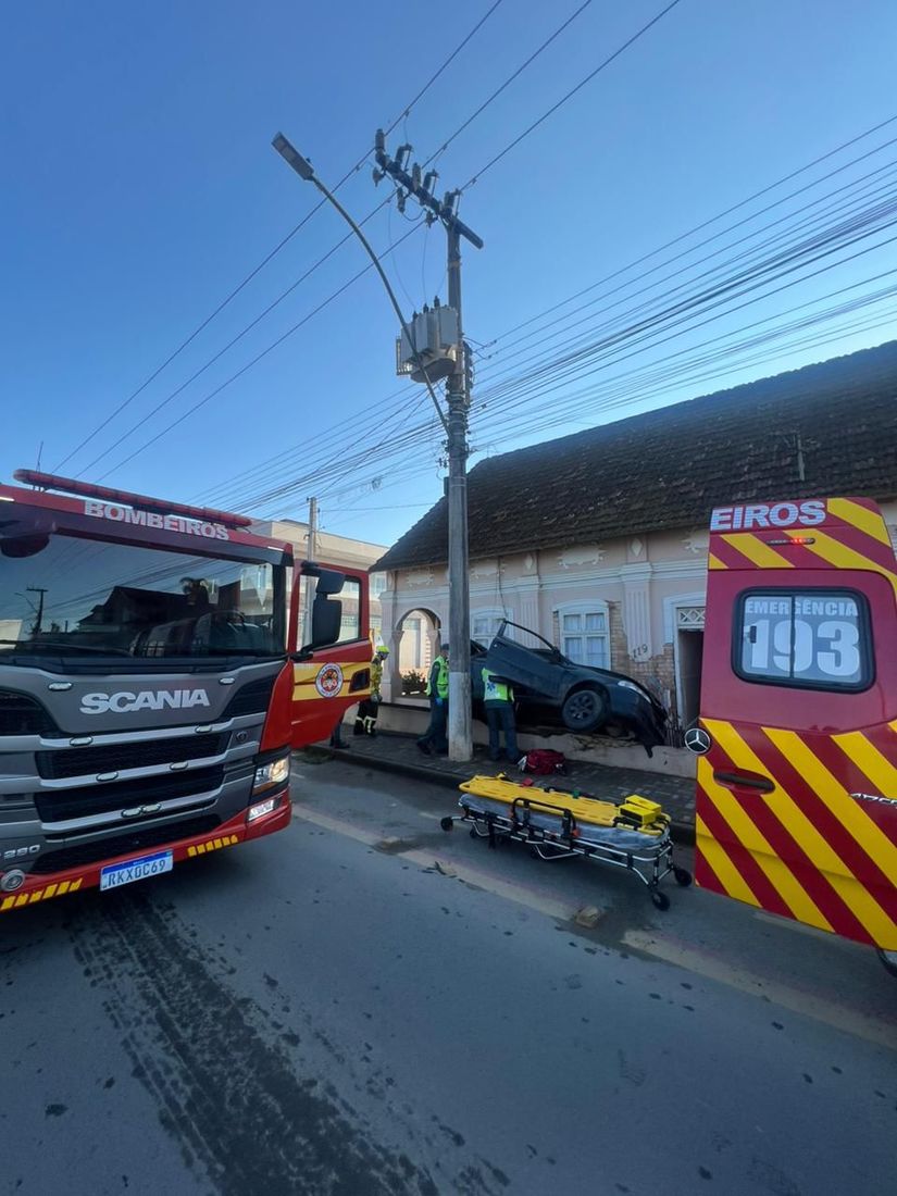 Acidente ocorreu na manhã desta segunda-feira (13)