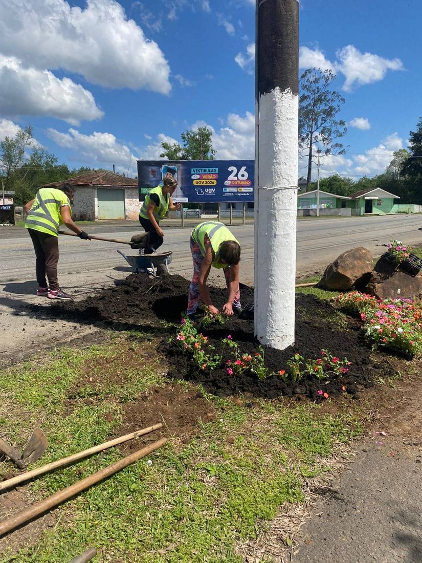 São Cristóvão fica mais colorida com nova pintura e flores nos pontos de ônibus