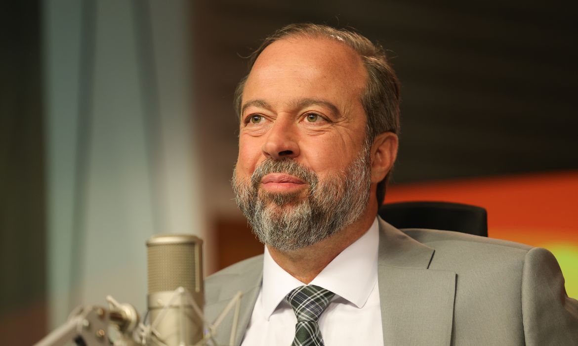 Não precisaremos do horário de verão neste ano, diz Alexandre Silveira