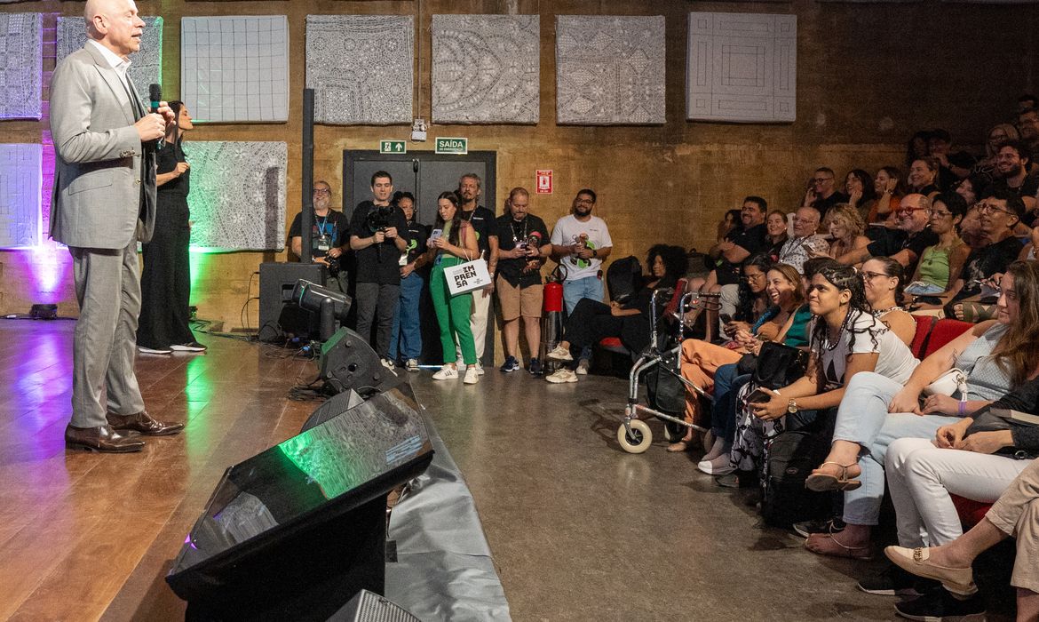 Tecnologia é ferramenta, não garantia de educação, diz Karnal