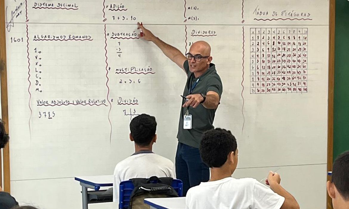 Desafio dos professores é chamar atenção dos estudantes durante aulas