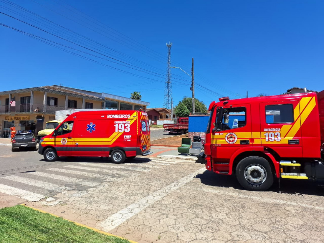 Acidente envolvendo caminhão, Gol e Ford Ka em Irineópolis deixa vítima com dor torácica e outros envolvidos sem ferimentos graves.