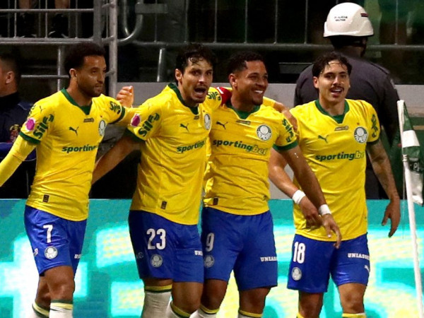 Brasileiro: Palmeiras goleia Bragantino e permanece com folga na ponta