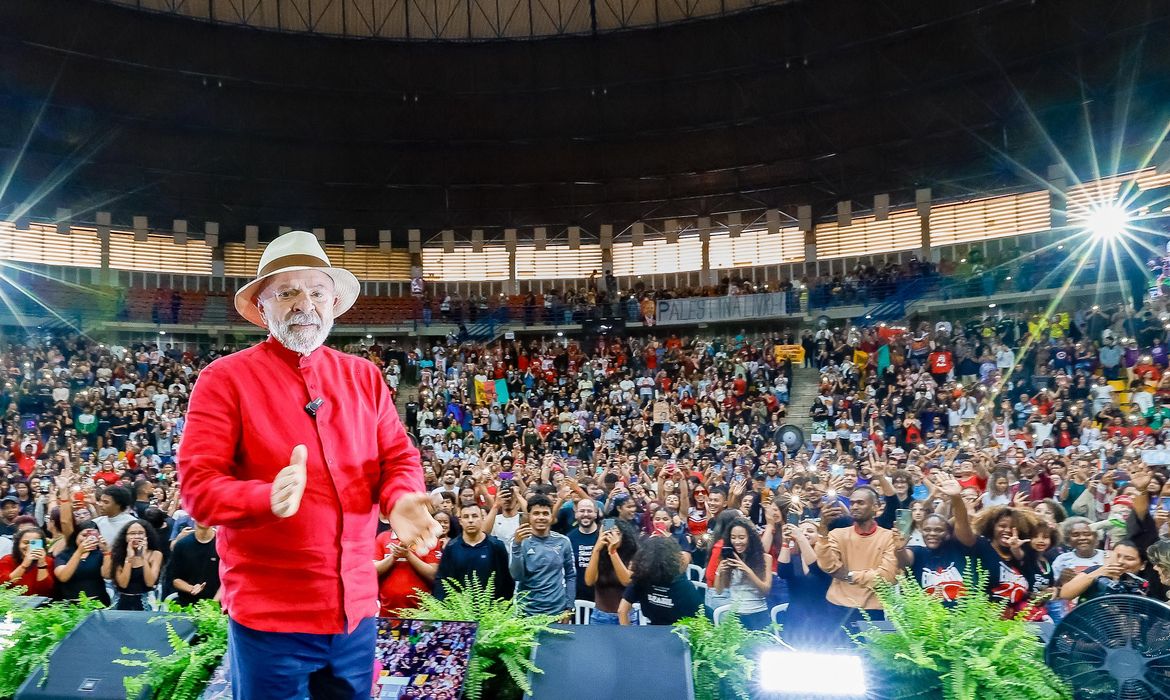 Governo anuncia investimento de R$ 108 milhões em cursinhos populares