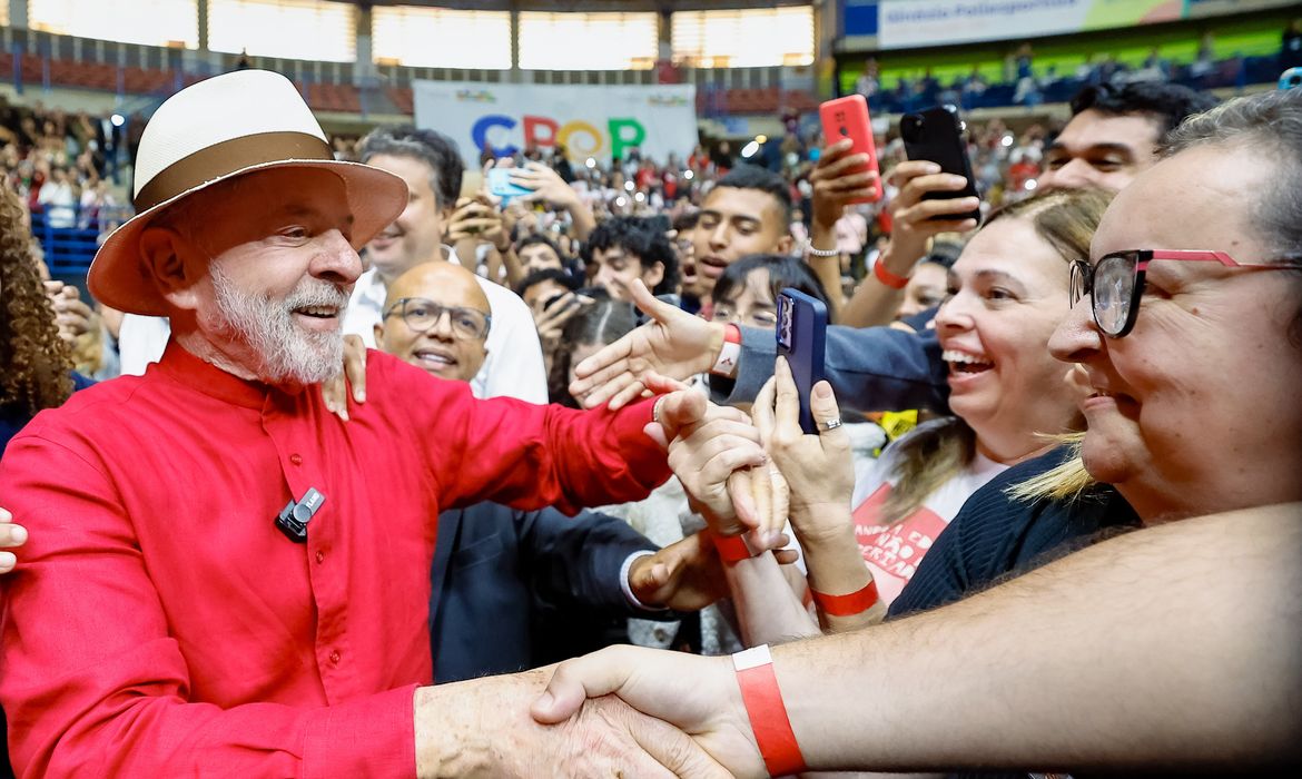 Lula defende América Latina independente contra fala grossa externa