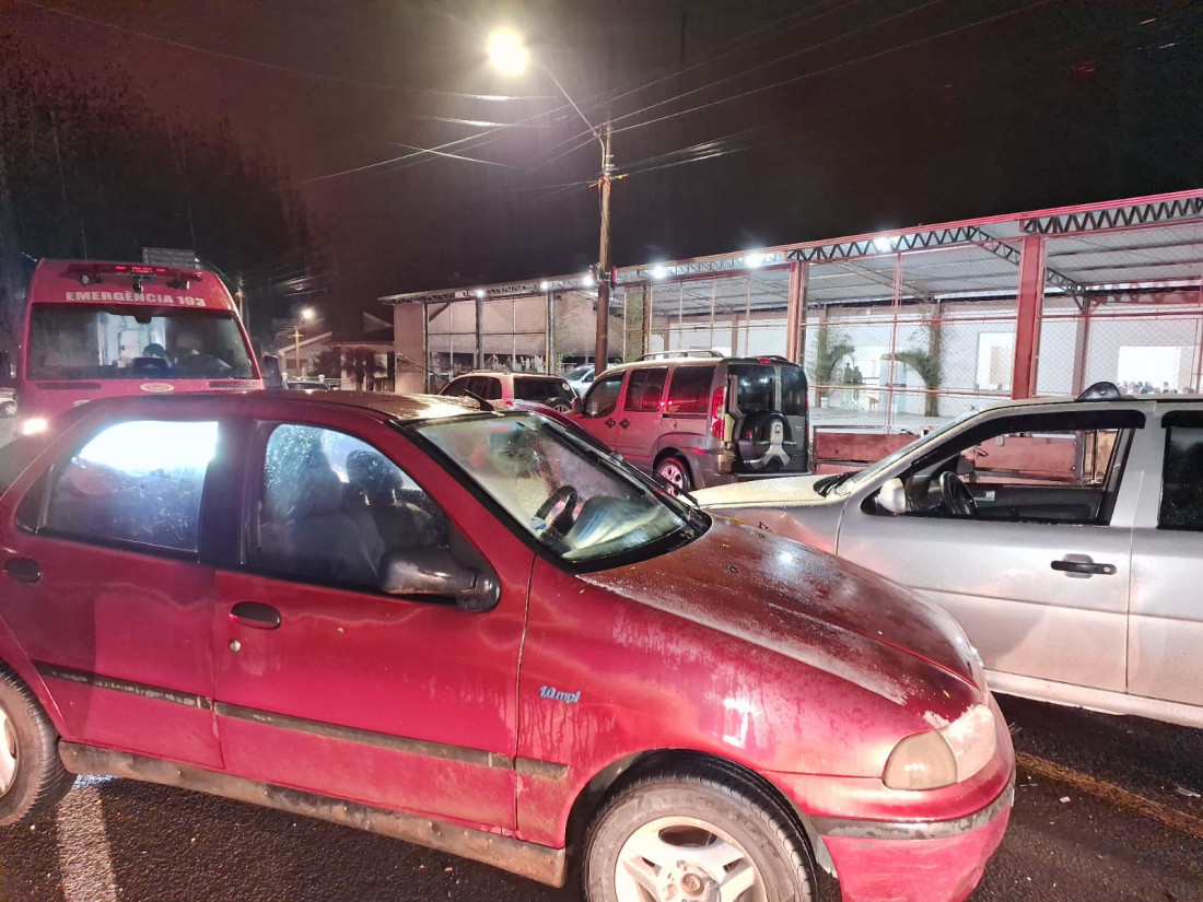 Acidente ocorreu na Rua Paraná, em frente ao salão da Igreja Matriz; dois automóveis colidiram, resultando em ferimentos em um dos motoristas.
