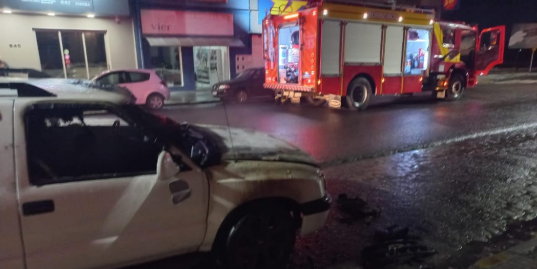 GM Blazer pega fogo na Rua Getúlio Vargas; condutor não se feriu, mas danos materiais foram registrados.