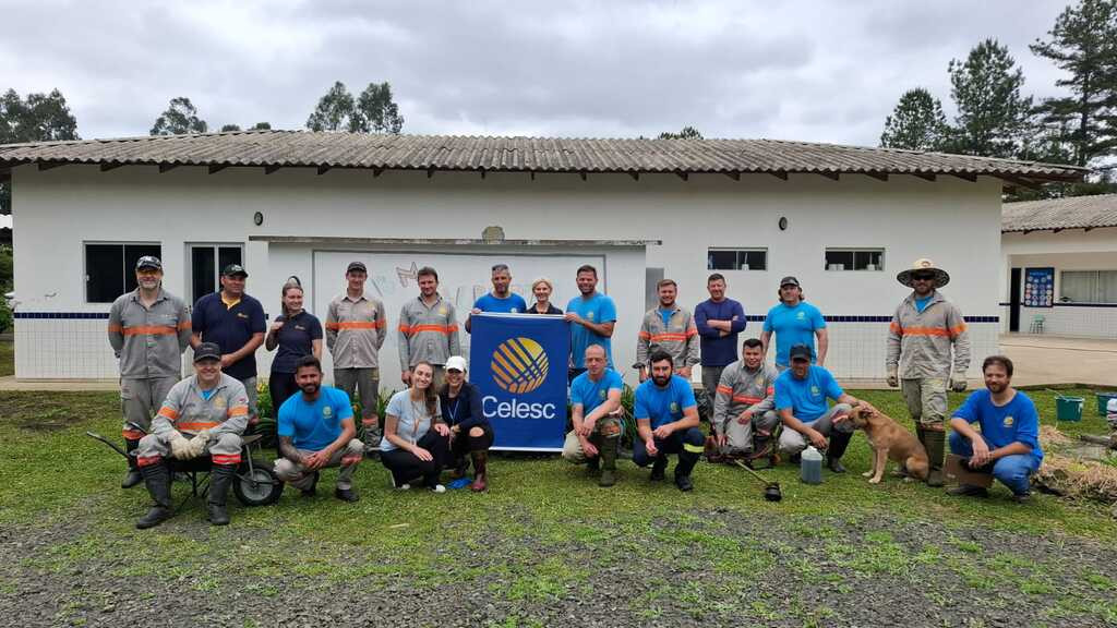 Após dez anos, a quadra esportiva da unidade ganhou iluminação, graças ao trabalho de voluntários da Celesc.
