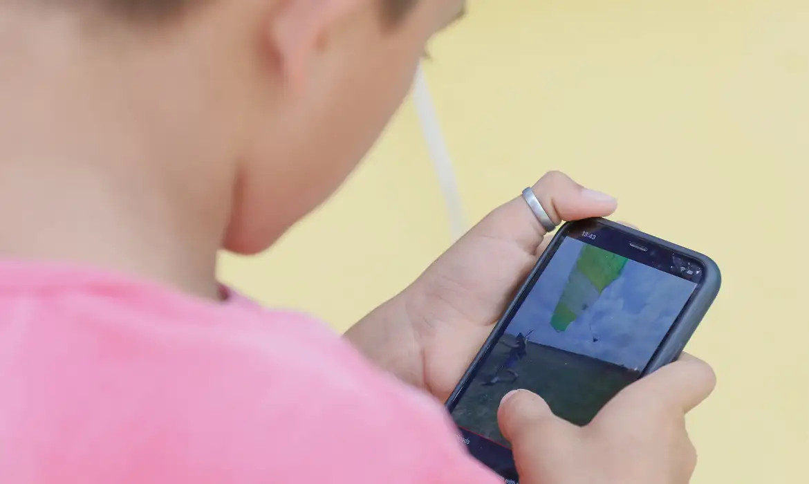 Guia auxilia adolescentes a fazerem uso seguro da internet
