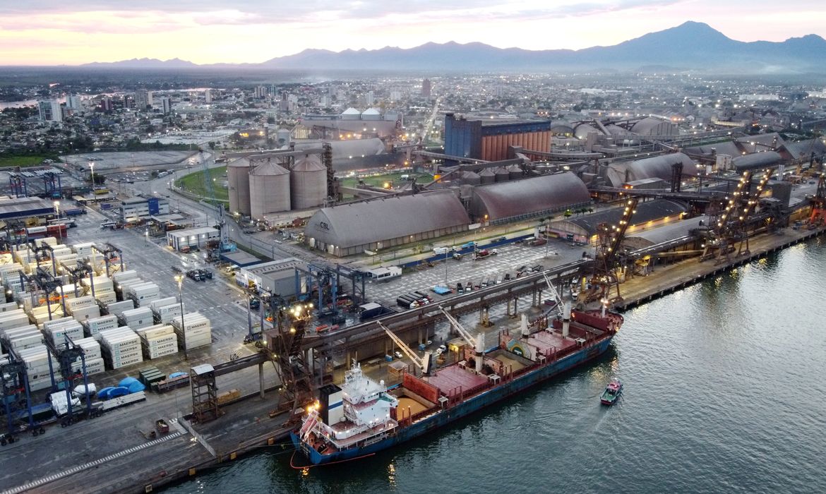 Porto de Paranaguá é concedido ao Consórcio Canal Galheta Dragagem