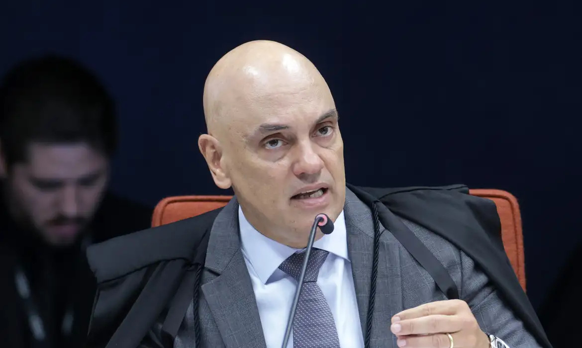 Moraes proíbe visita de presidente do PL a Bolsonaro