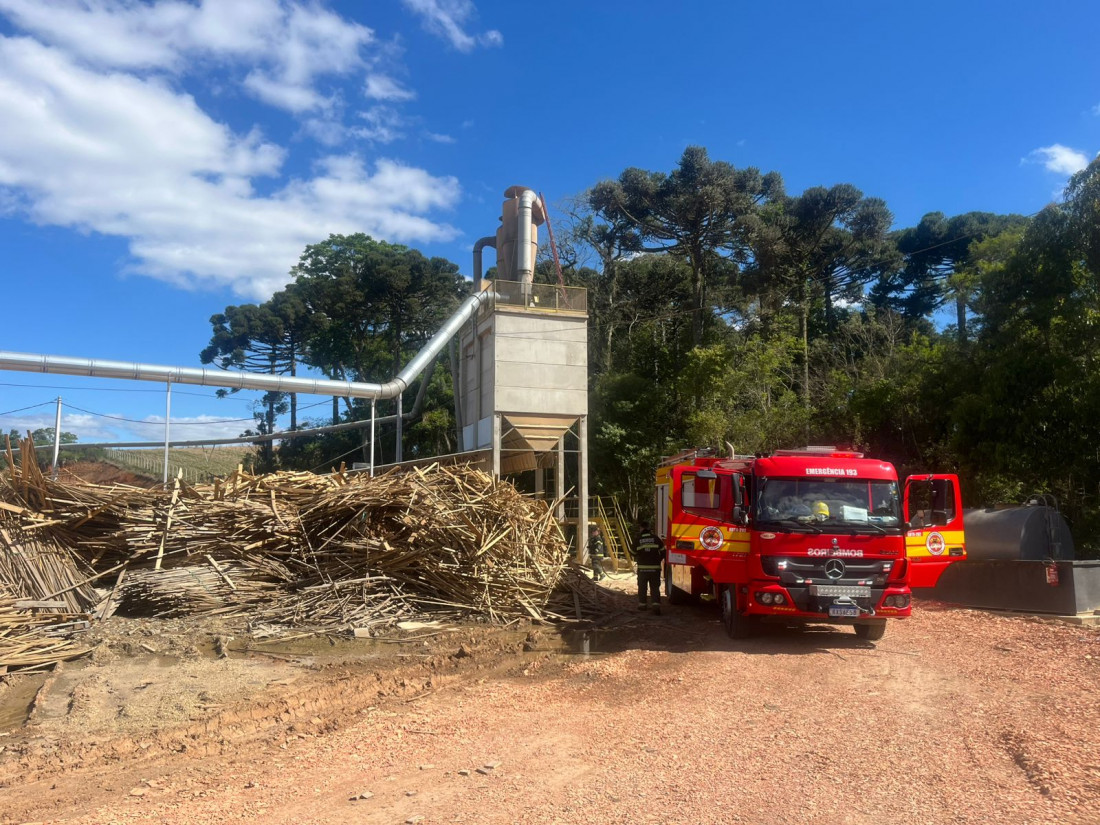 Bombeiros atuam rapidamente para conter focos de incêndio no bairro Marcílio Dias