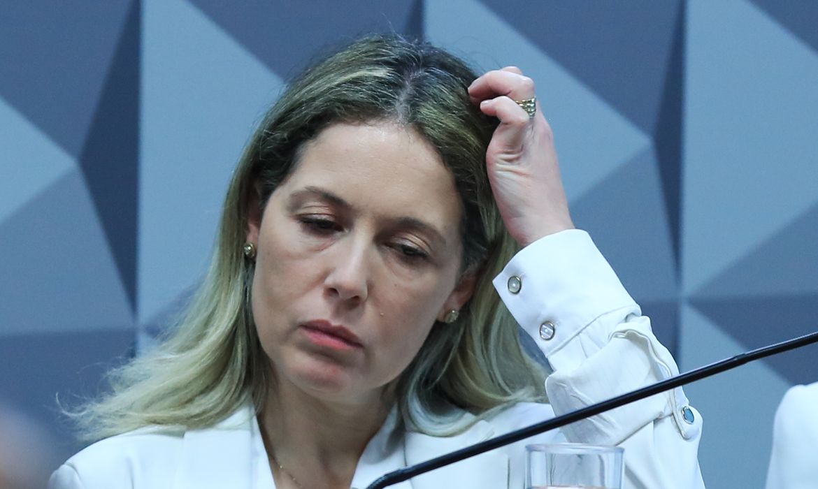  Mulher de ex-procurador-geral do INSS fica em silêncio na CPMI