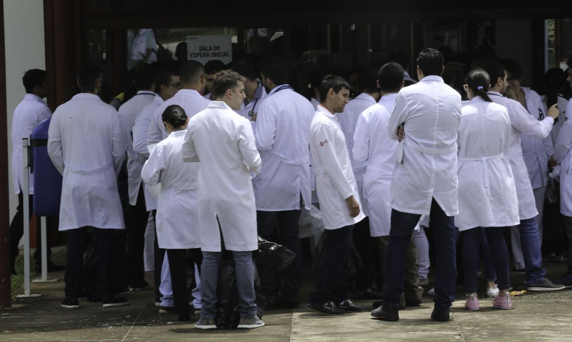 Revalida 2025/2: prazo para envio de diploma médico termina hoje
