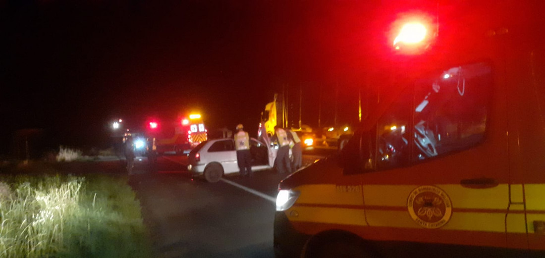 Motoristas deixaram o local antes da chegada dos bombeiros; colisão ocorreu em São João dos Cavalheiros, na noite de sábado (25).
