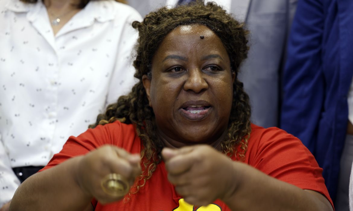 Rio de Janeiro (RJ), 30/10/2025 – Ministra dos Direitos Humanos e da Cidadania do Brasil, Macaé Evaristo, durante reunião com representantes da comunidade e familiares das vítimas da Operação policial Contenção. Foto: Tânia Rêgo/Agência Brasil