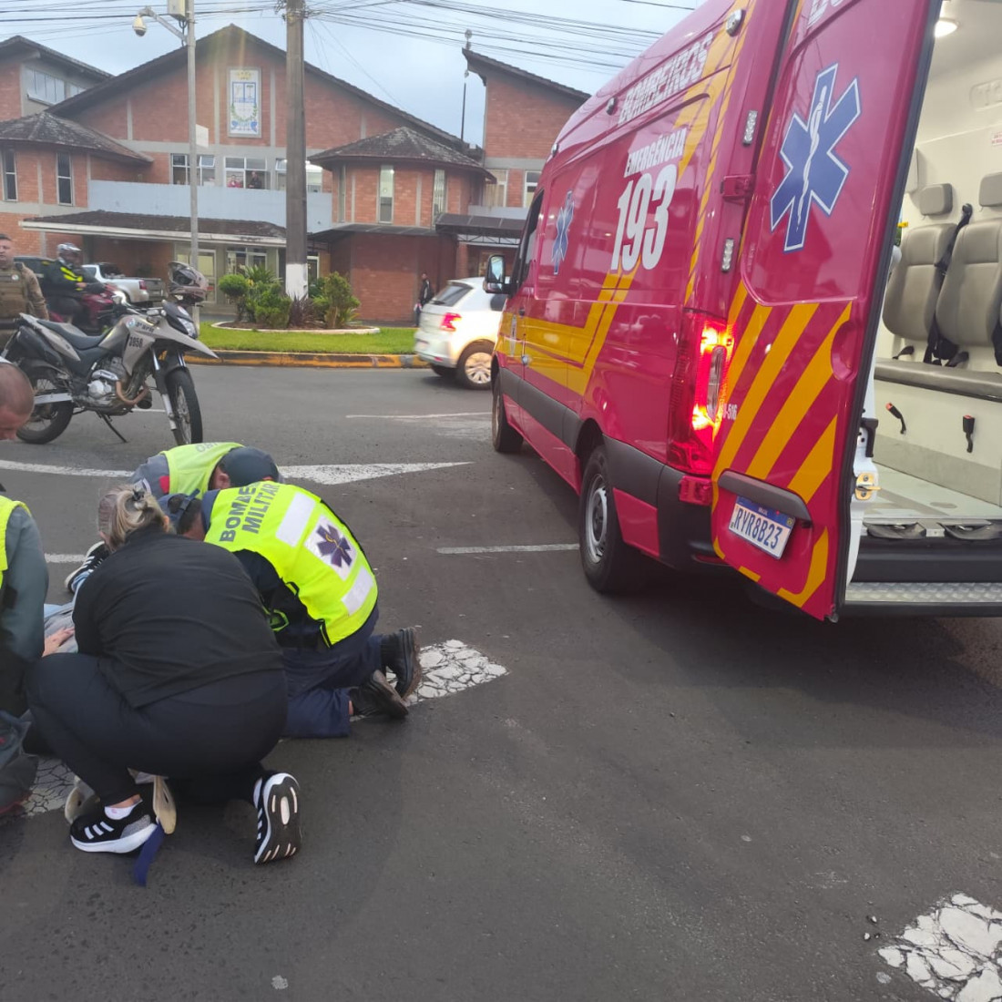 Condutora de 43 anos sofreu suspeita de lesão na clavícula e foi levada ao hospital