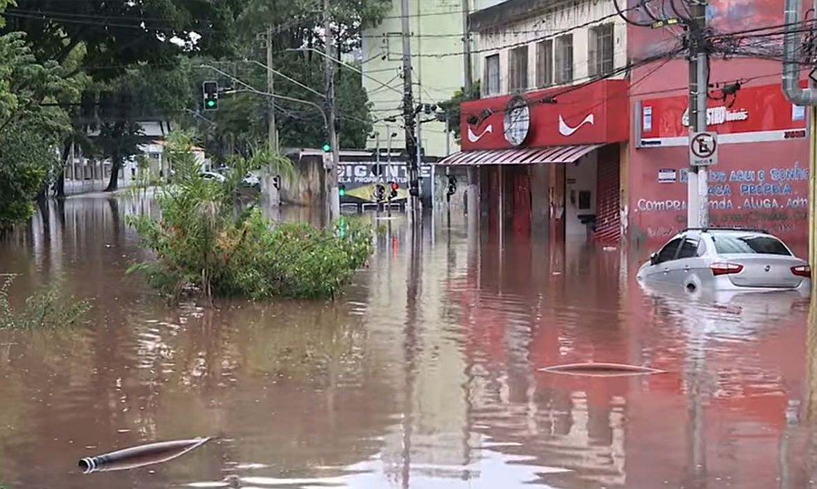 Domingo de Finados começa com chuva em São Paulo
