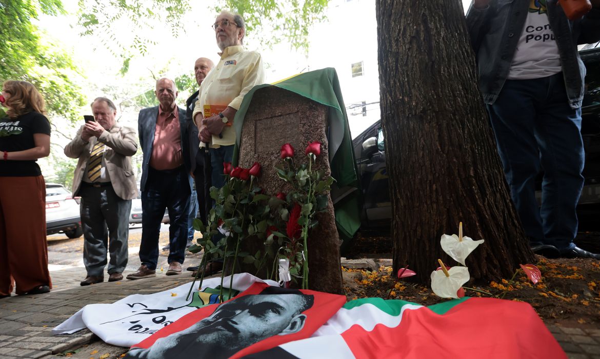 Ato lembra os 56 anos da morte de Carlos Marighella 