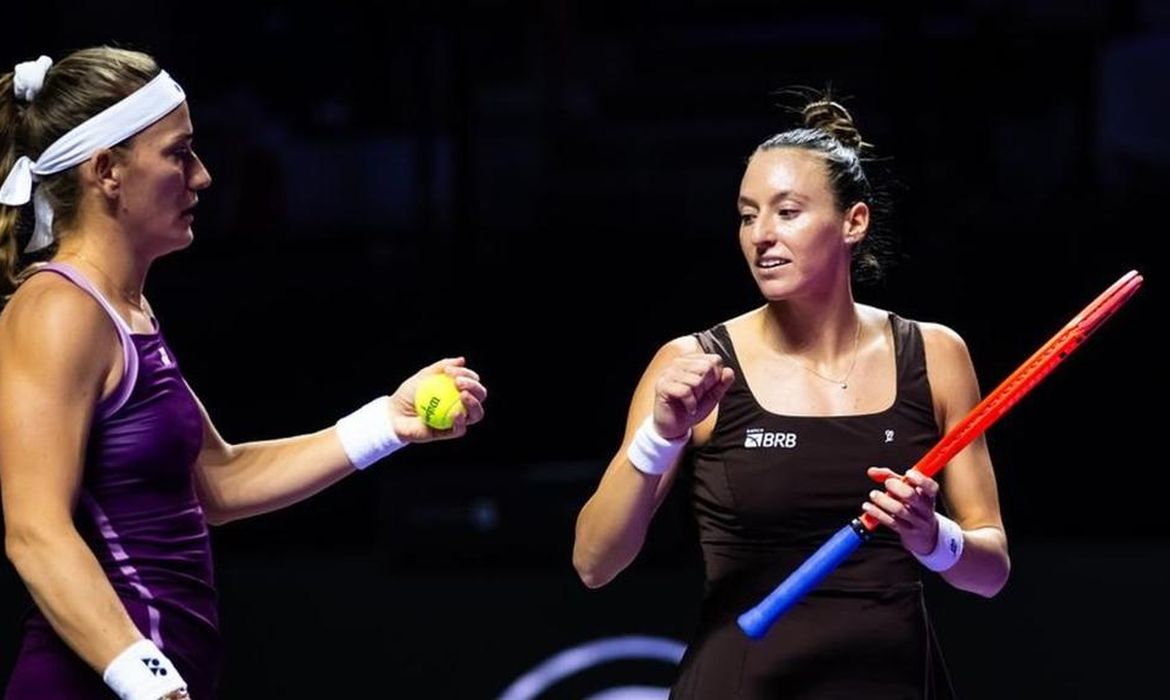  Stefani e Babos vencem russas e se aproximam da semi do WTA Finals