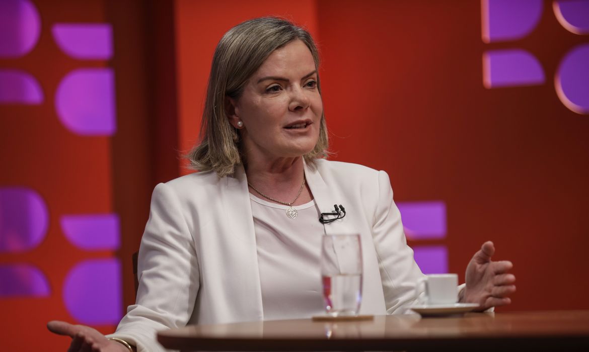 Governo é contra equiparar facções ao terrorismo, diz Gleisi Hoffmann 