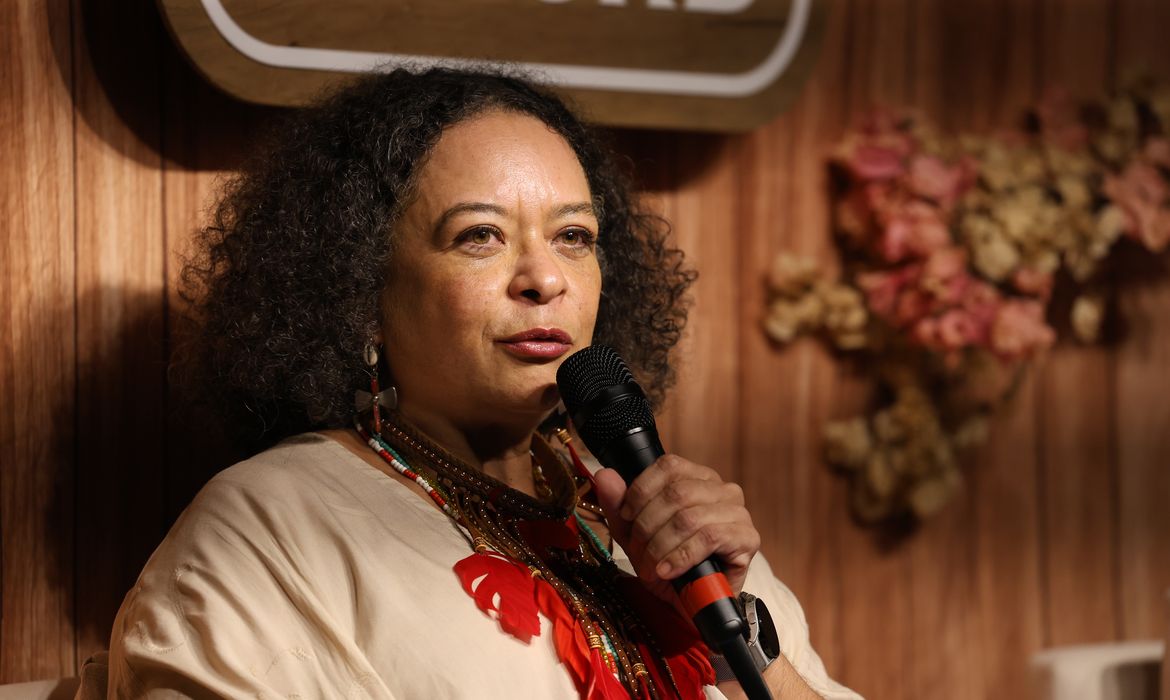 Primeira mulher negra será empossada na ABL hoje