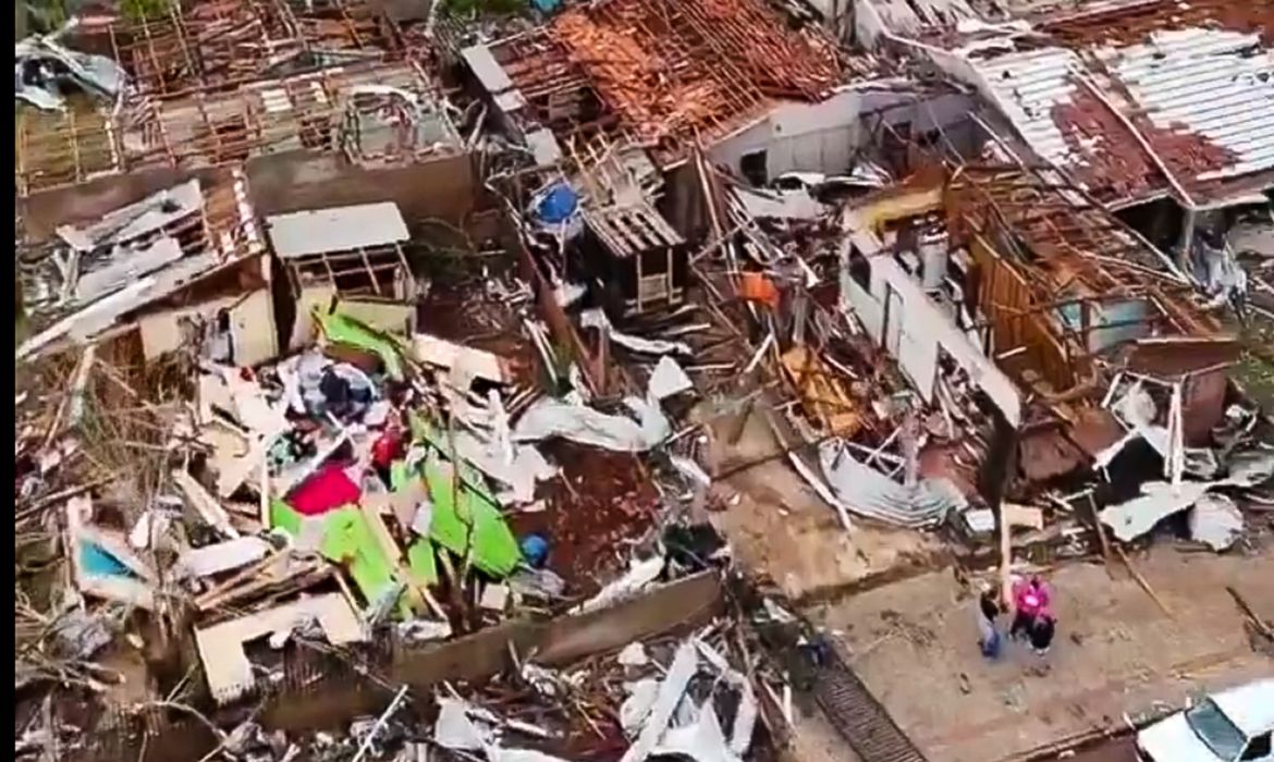 Tornado destrói 90% de cidade no Paraná e causa seis mortes 