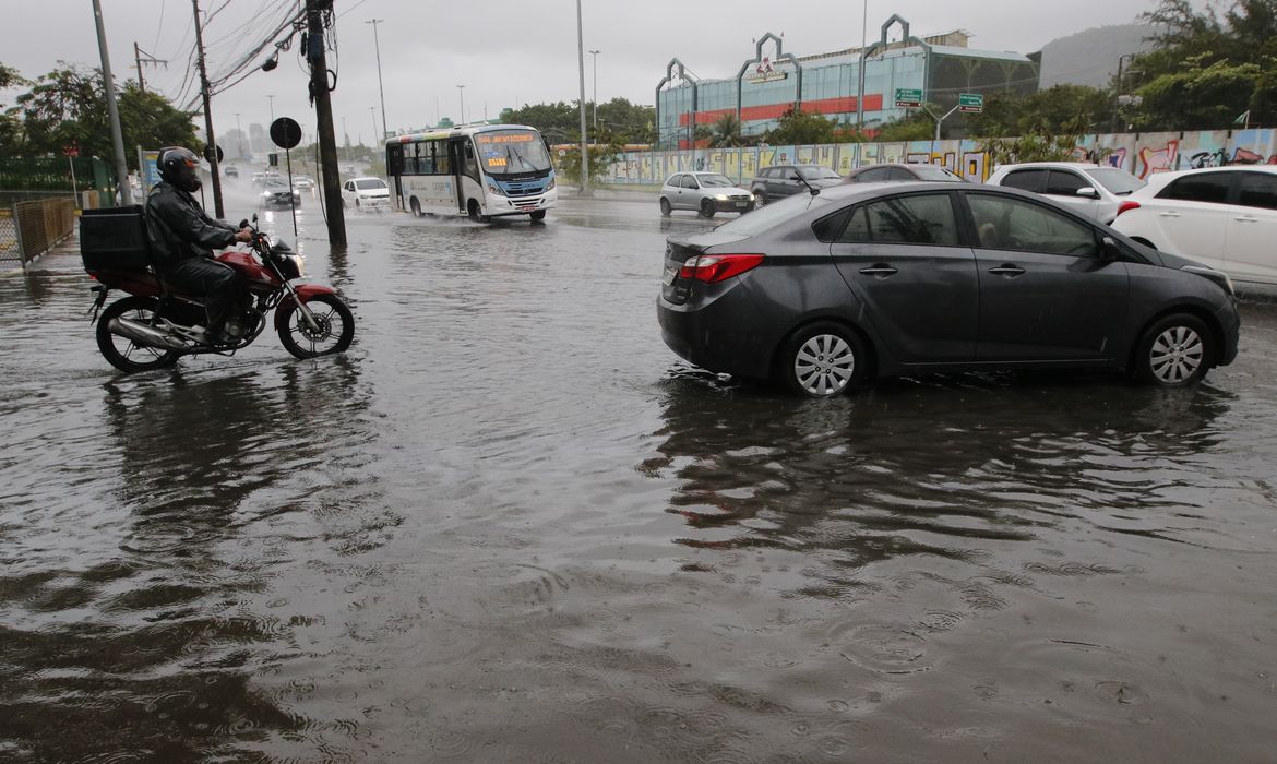 Frente fria derruba árvores e causa alagamentos no Rio de Janeiro