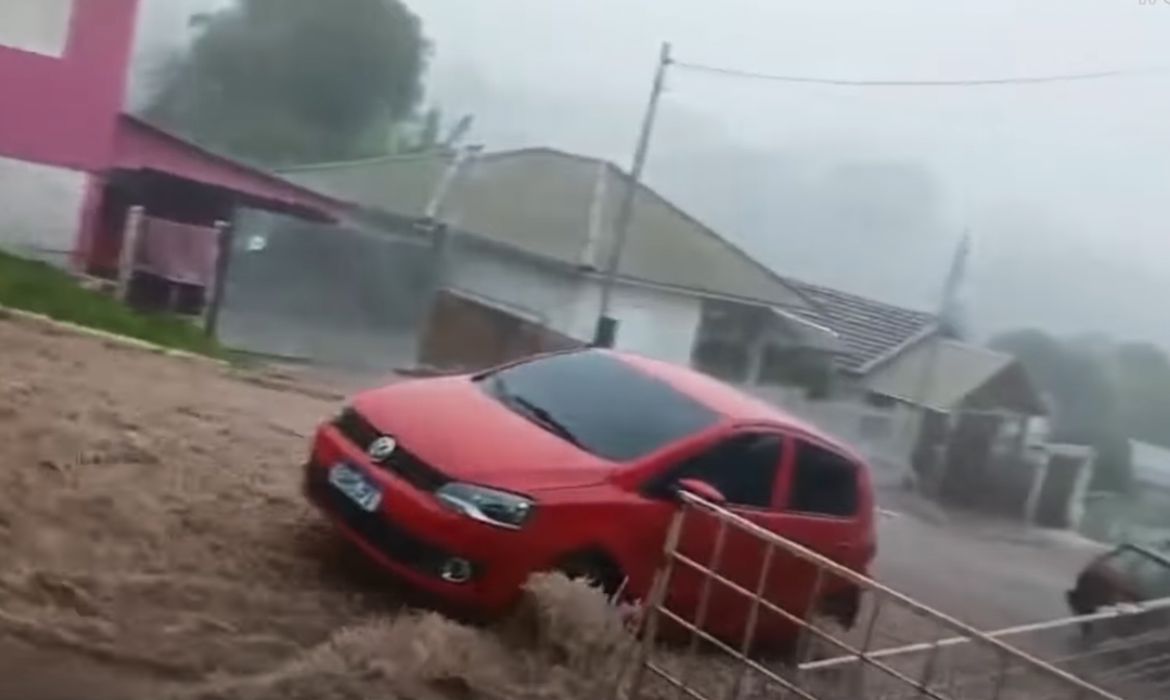 Jovem de 21 anos morre no Rio Grande do Sul devido a tempestades 