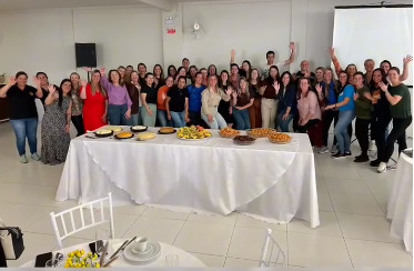 Gestores de escolas e CMEIs são homenageados em evento emocionante