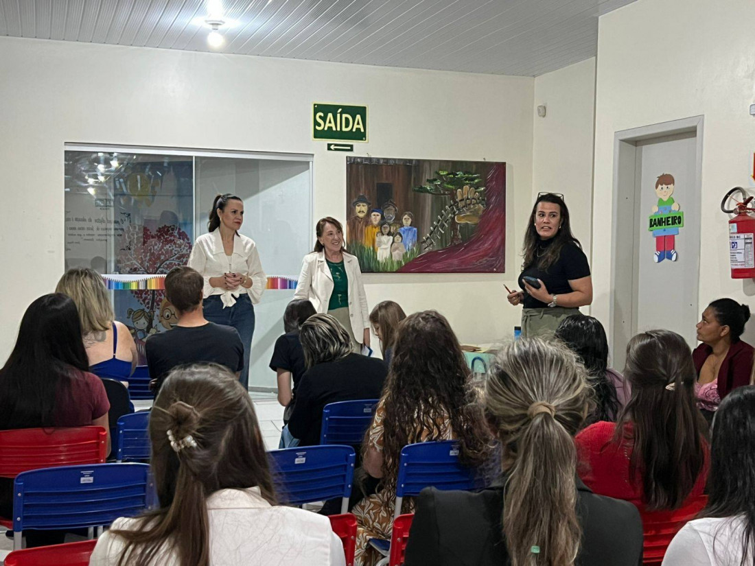  Estrutura revitalizada e o anúncio da volta do 5º ano marcam visita da prefeita e da secretária de educação.