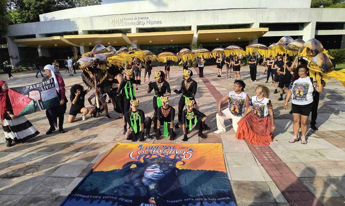 Ato na UFPA enterra simbolicamente combustíveis fósseis