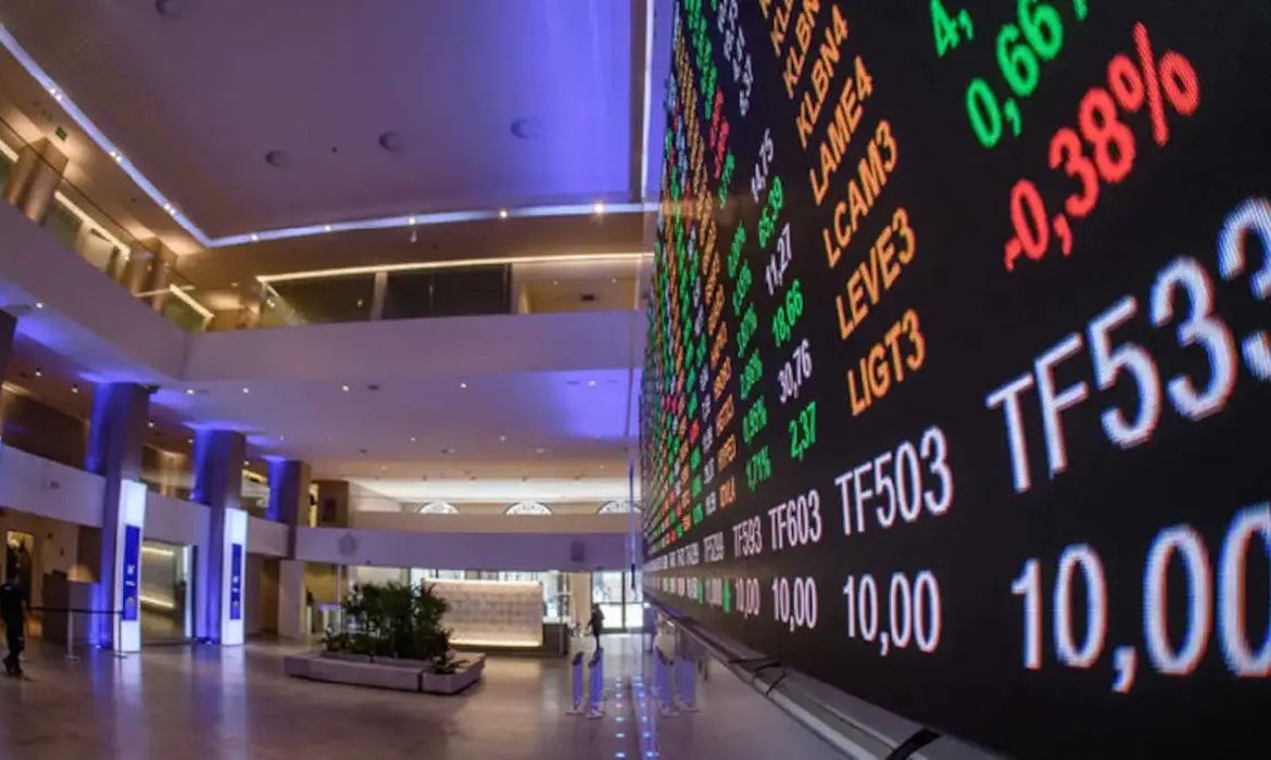 Bolsa cai após 15 altas seguidas e interrompe sequência de recordes