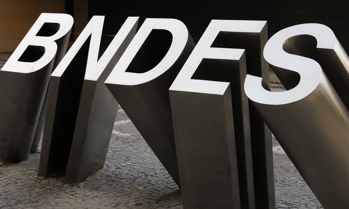 Operações de crédito do BNDES chegam a R$ 230 bilhões 