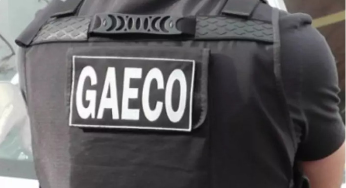 Arma de uso restrito e haxixe são apreendidos em casa de Canoinhas