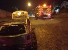 Incêndio criminoso em via pública colocou moradores em perigo.