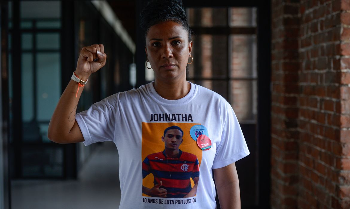 Prêmio internacional reconhece mãe de jovem morto pela polícia do Rio 