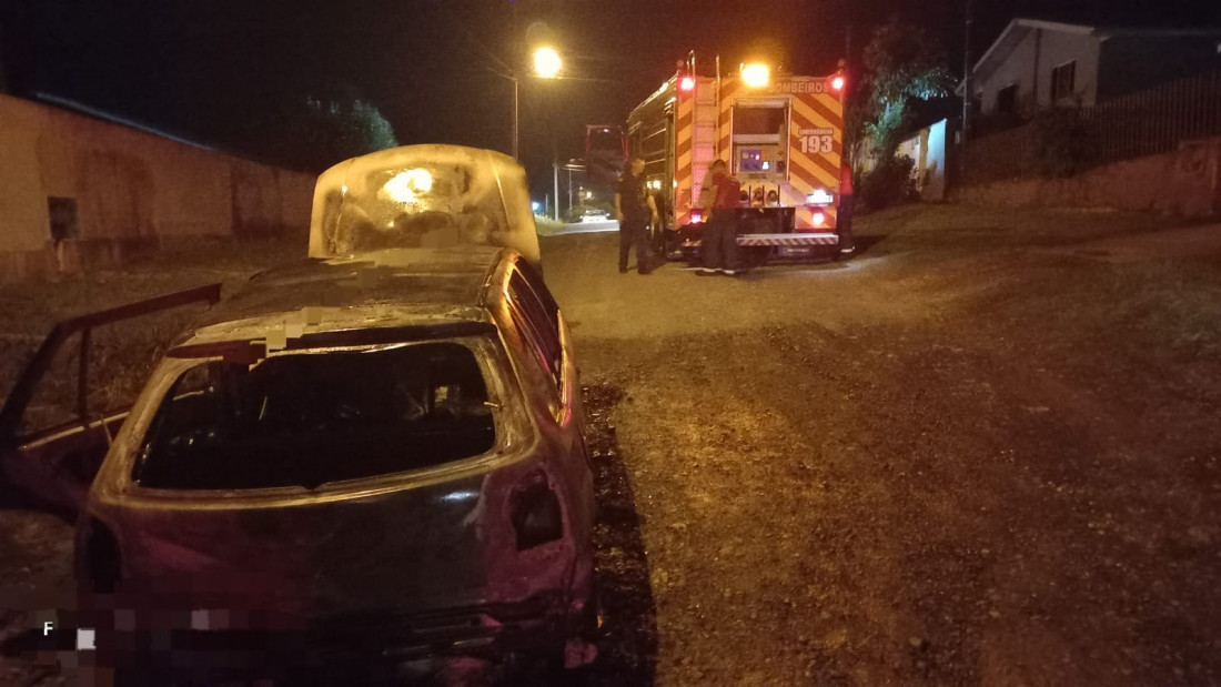 Incêndio criminoso em via pública colocou moradores em perigo.