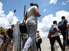 No DF, candidatos do Enem chegam cedo sob sol forte e ansiedade