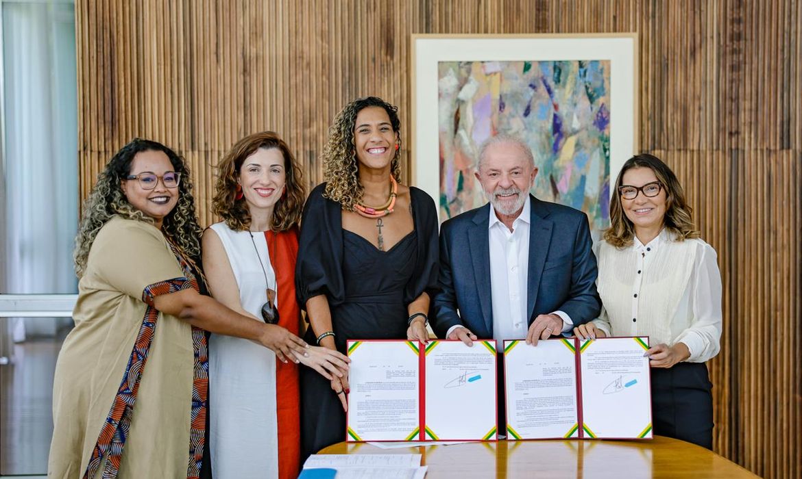 Lula assina 28 decretos para regularizar territórios de quilombolas