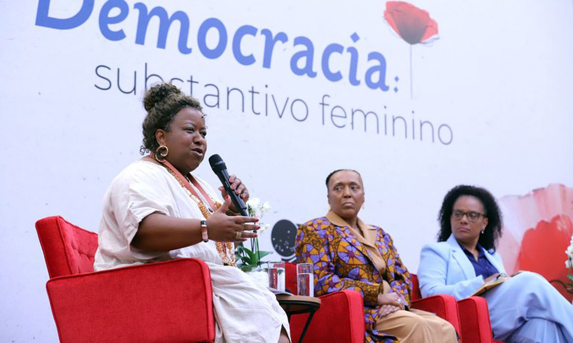 Macaé Evaristo estimula mulheres a disputar espaço em todos os lugares
