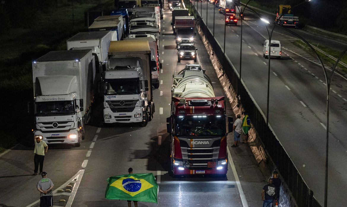 MPF processa caminhoneiros que bloquearam Via Dutra em 2022 