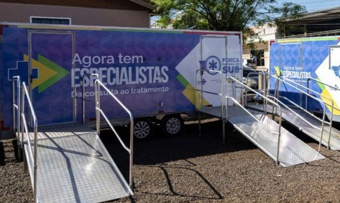 Saúde instala consultórios móveis em cidade devastada por tornado