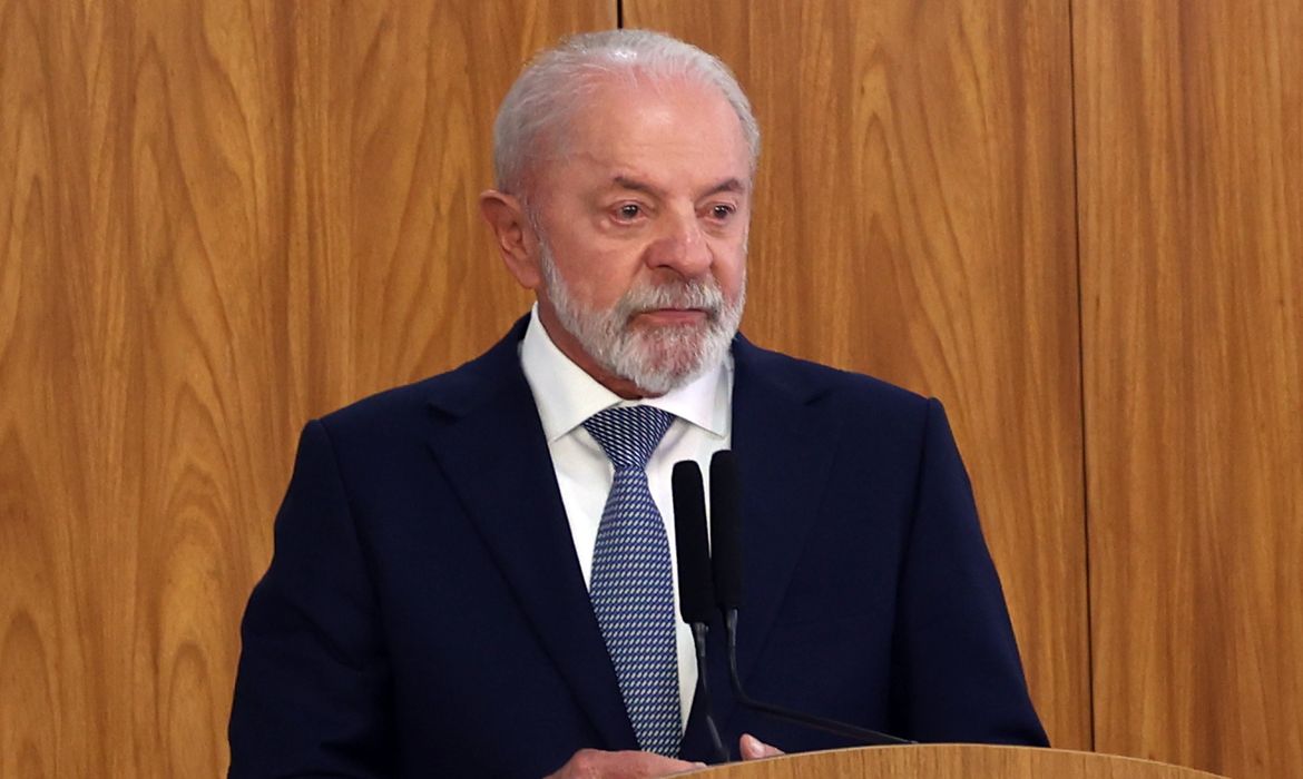 Lula comenta prisão de Jair Bolsonaro: "Lição de democracia