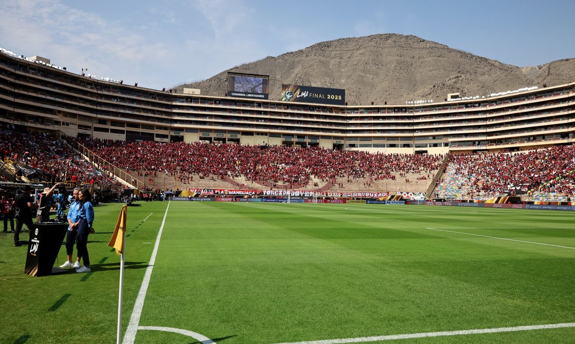 Ônibus atrasa e final da Libertadores começará às 18h15 (de Brasília)