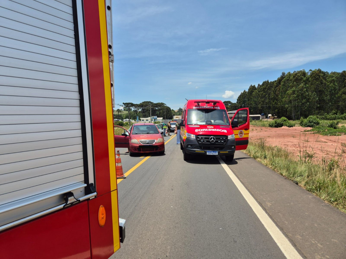 Acidente envolvendo um Citroën e um Fiat Siena mobilizou o Corpo de Bombeiros e deixou apenas uma ocupante necessitando de atendimento médico.