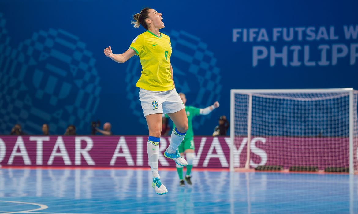 Brasil goleia e avança para semi da Copa do Mundo de futsal