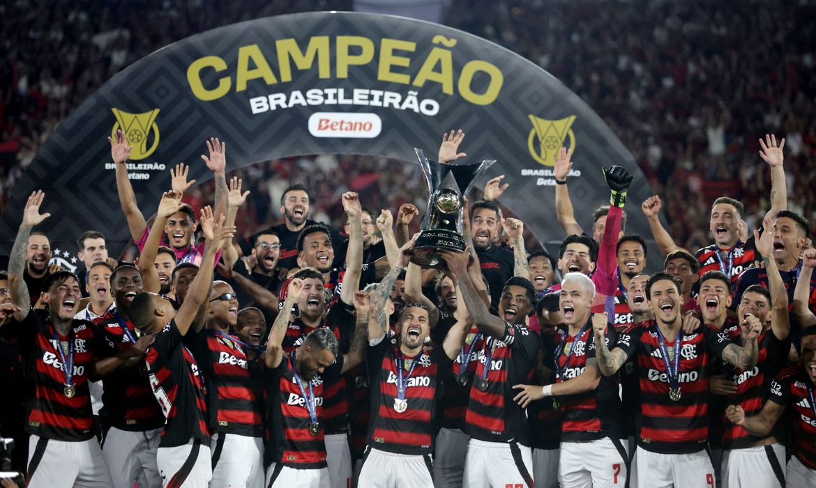 Flamengo derrota Ceará e coroa ano mágico com título Brasileiro
