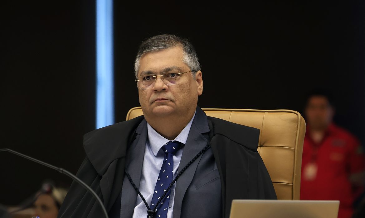 Ministro proíbe repasse de emendas para Eduardo Bolsonaro e Ramagem